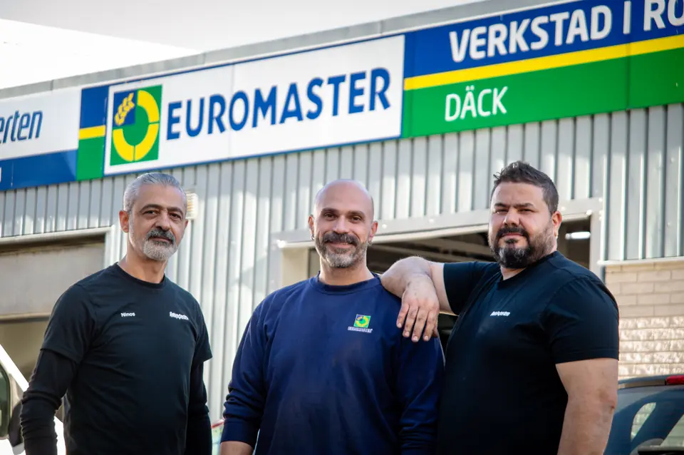 De tre på Mecotech framför verkstaden på Gårdskälsgatan 2